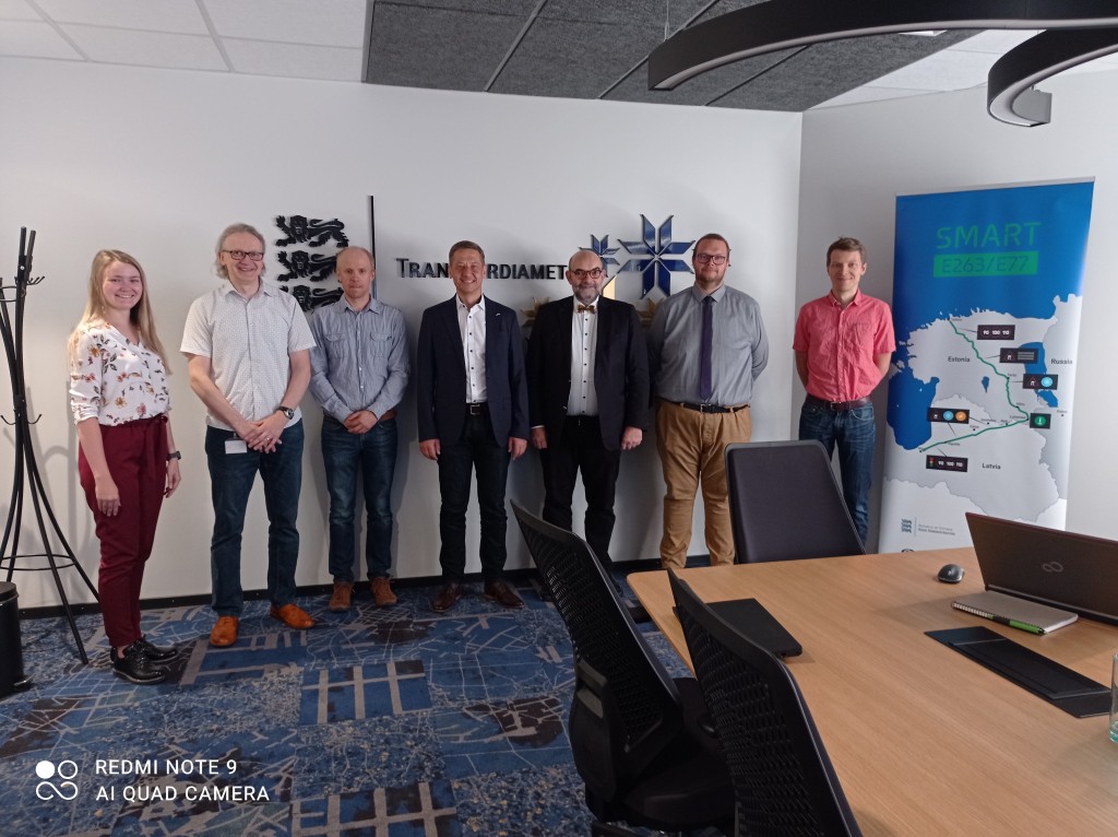SMART E263/E77 projekti meeskond koos lepingupartneri IB Foor/Traffesti ja tema partneri Swarco esindajaga.