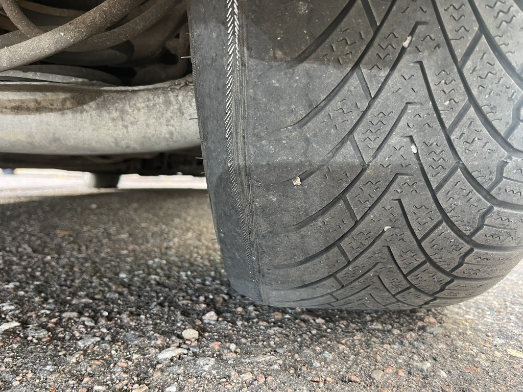 Väga kulunud rehv.
